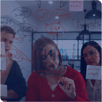 Pessoas levantando estratégias